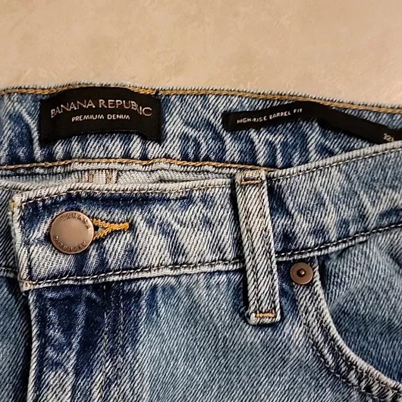 Banana Republic Premium Denim High-Rise Barrel Fit Jeans. Medium Wash. 32L - Picture 3 of 10